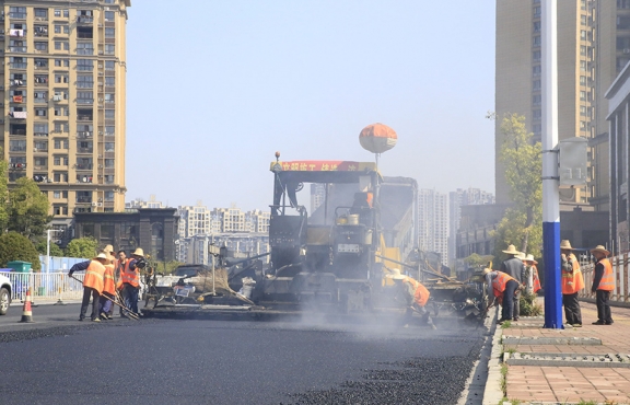 2020年3月20日上午，宜春市高士北路路面改造工程快速推進，施工現場一片繁忙景象